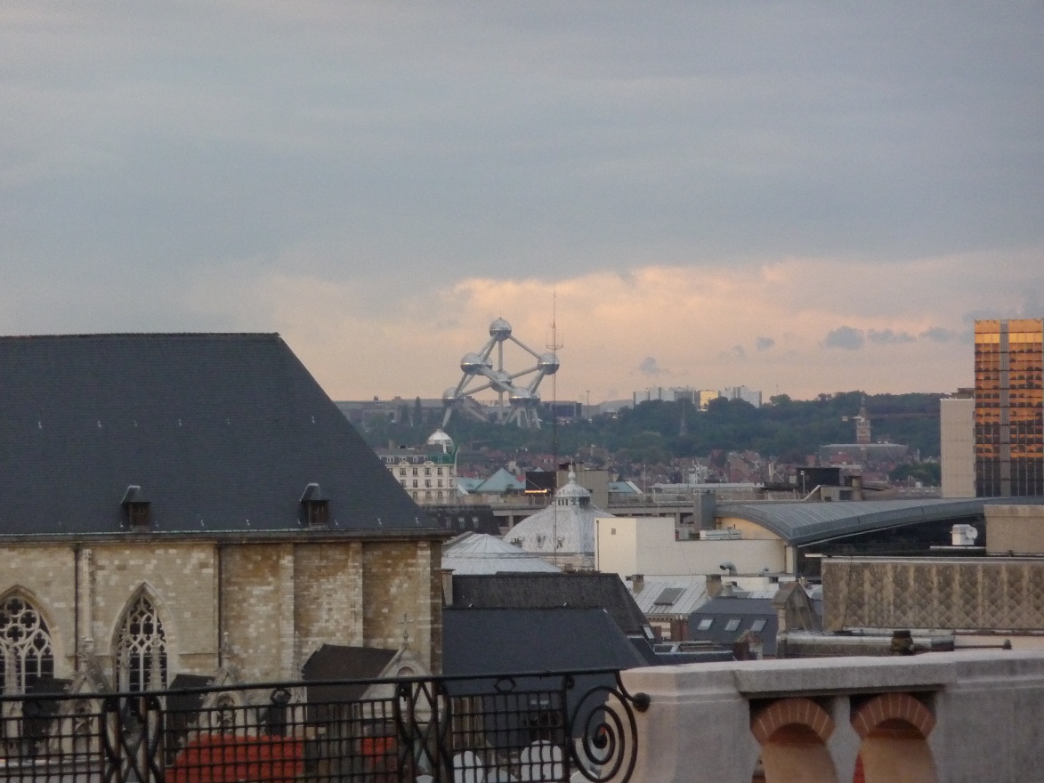 Atomium on horizon