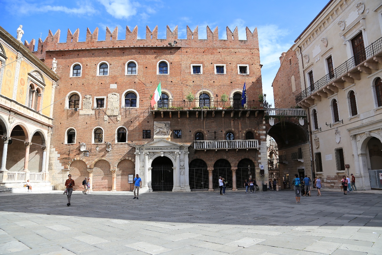 Piazzale Castel San Pietro