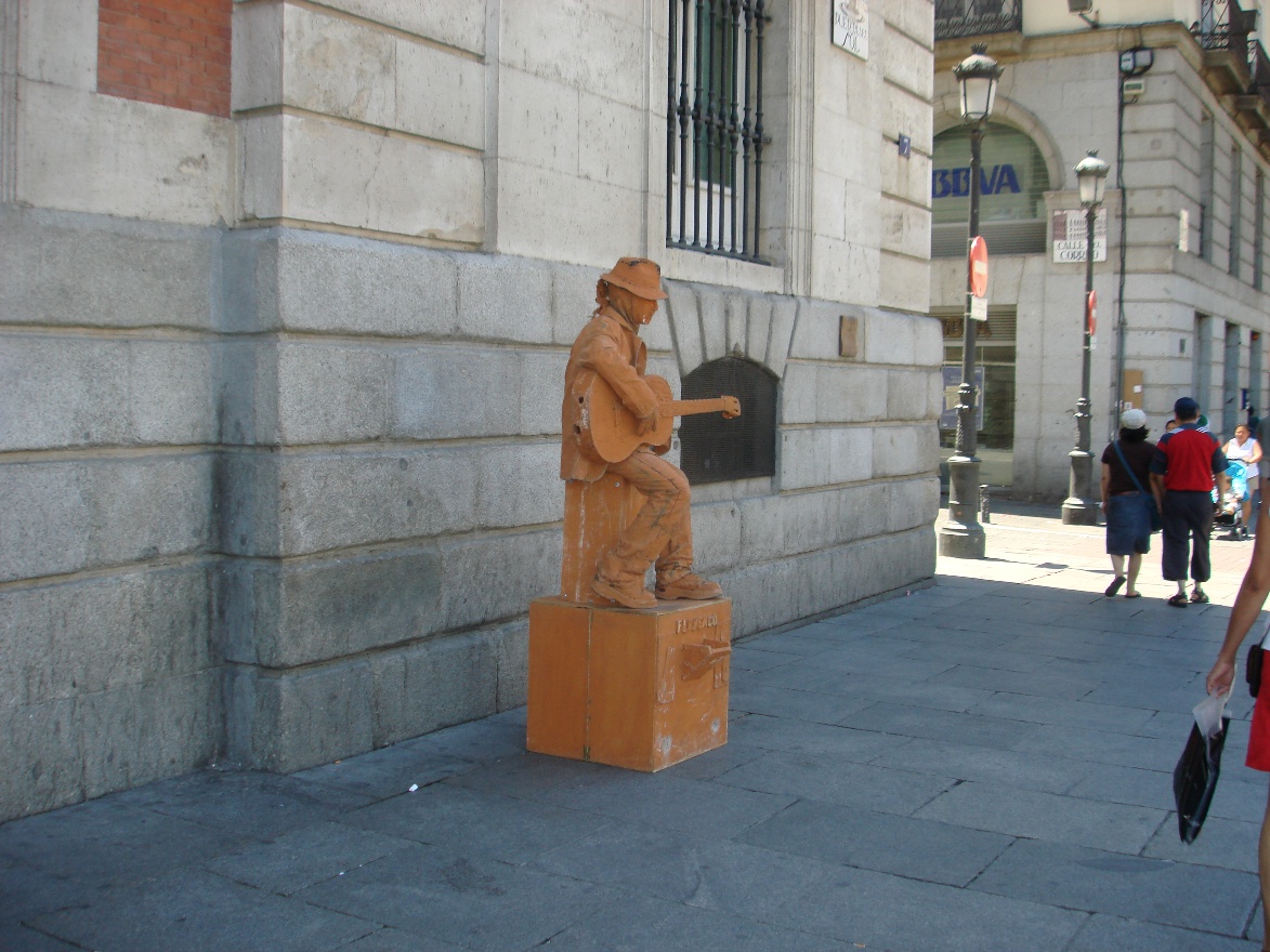 Live statue with guitar