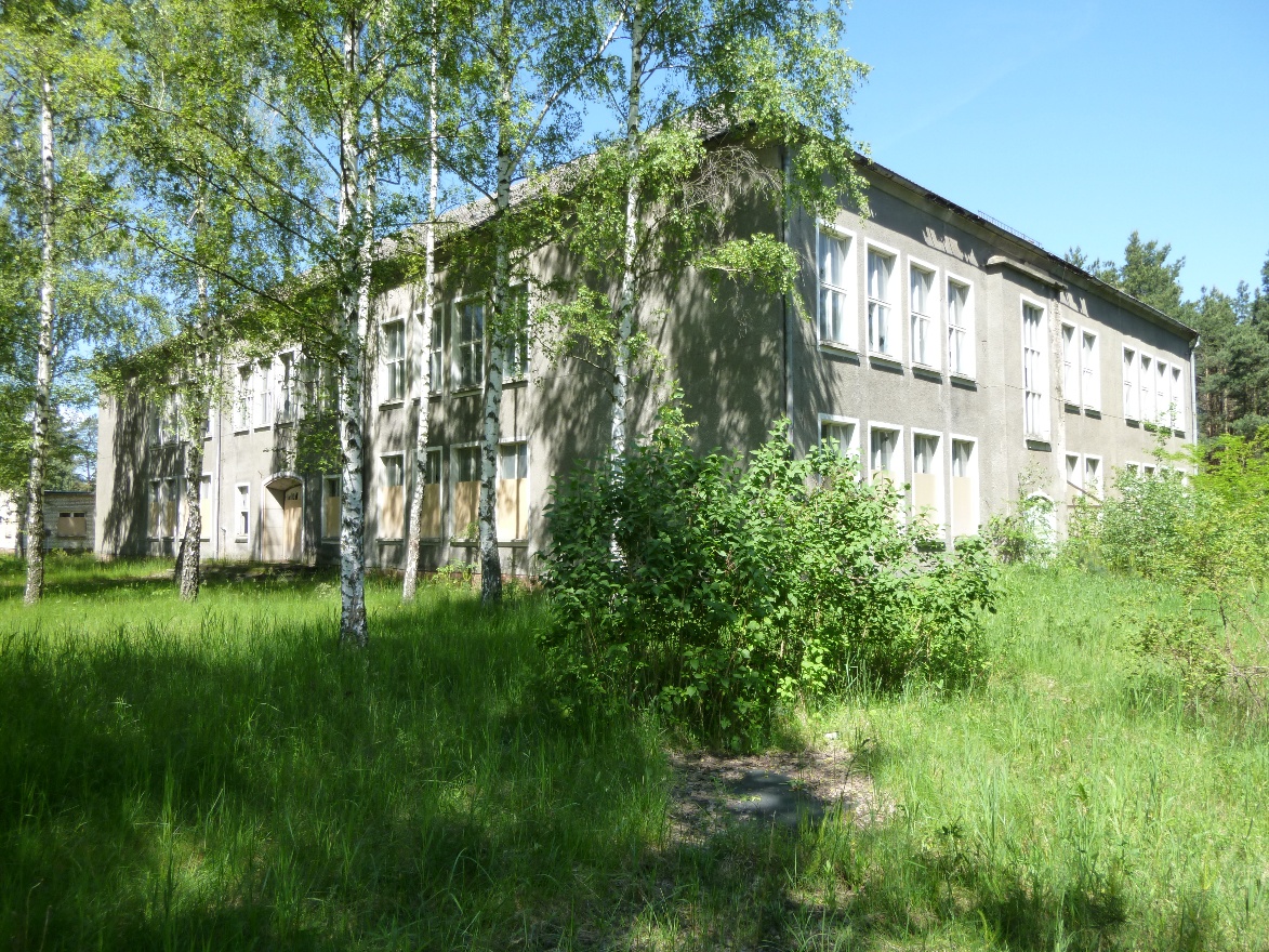 Школа справа спереди