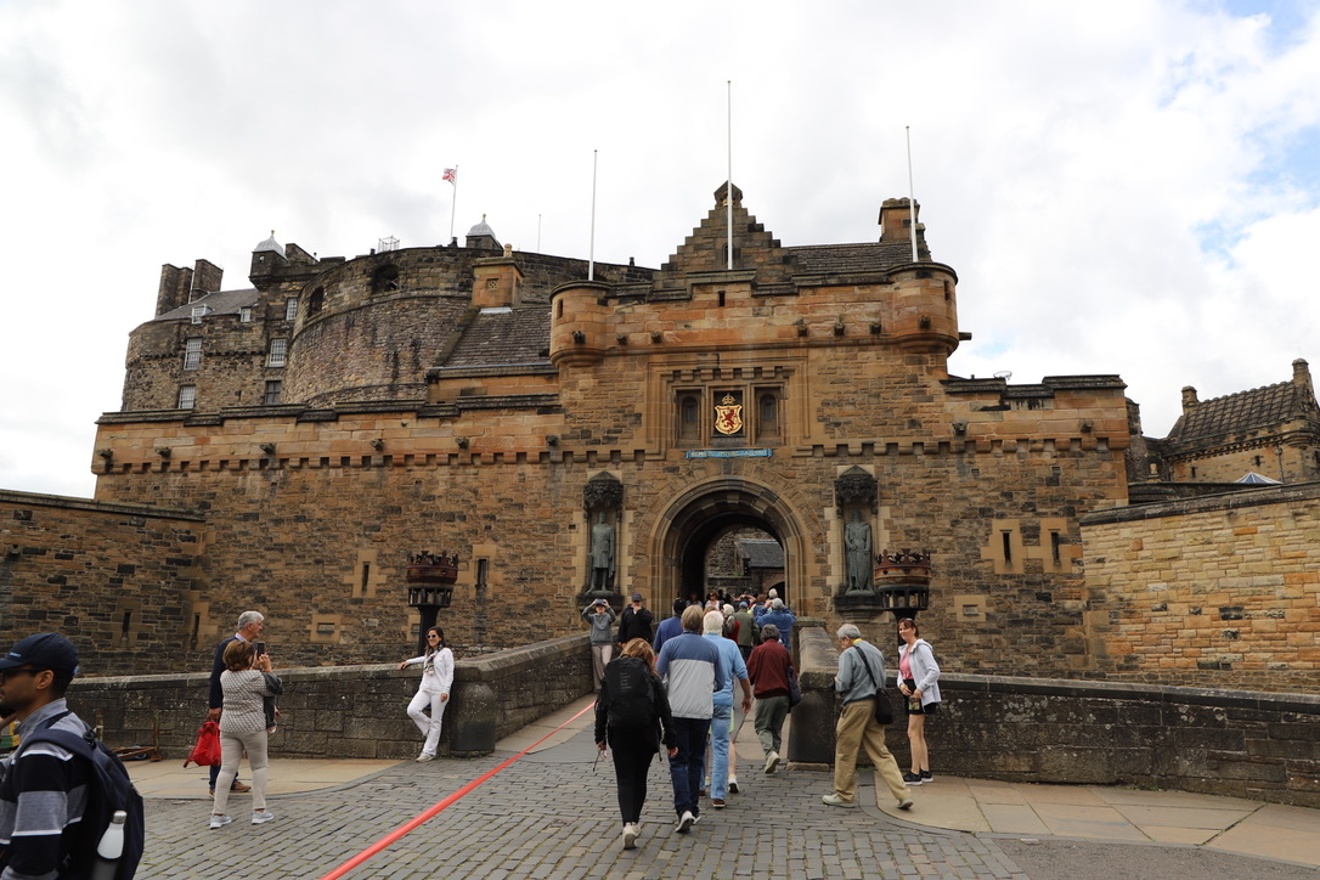 Edinburgh castle enterance