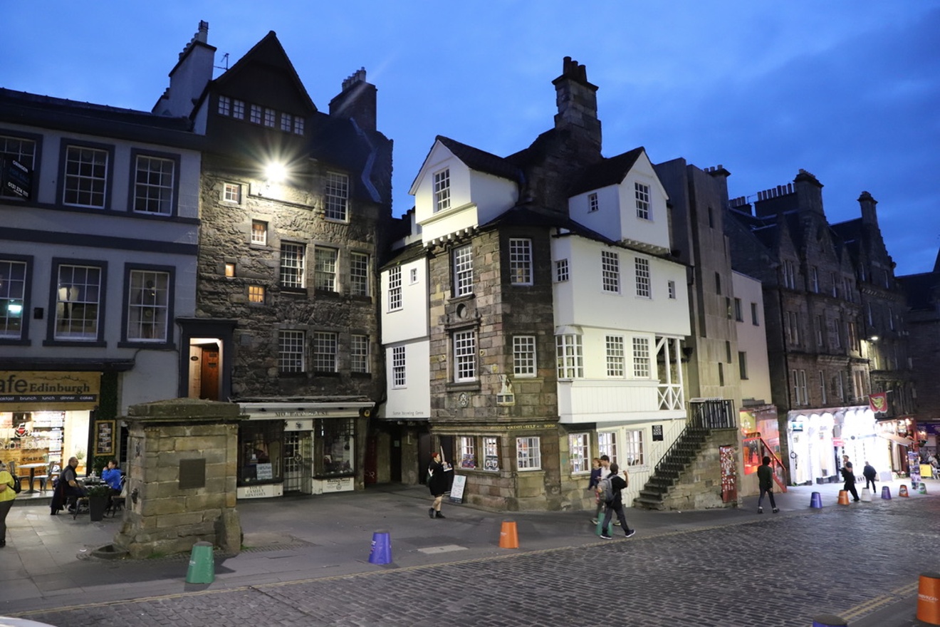 John Knox House at night