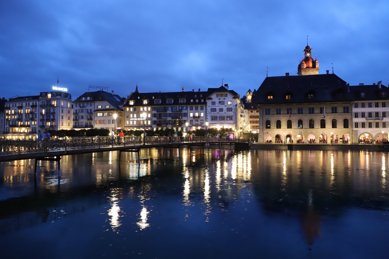 Rathaussteg at night